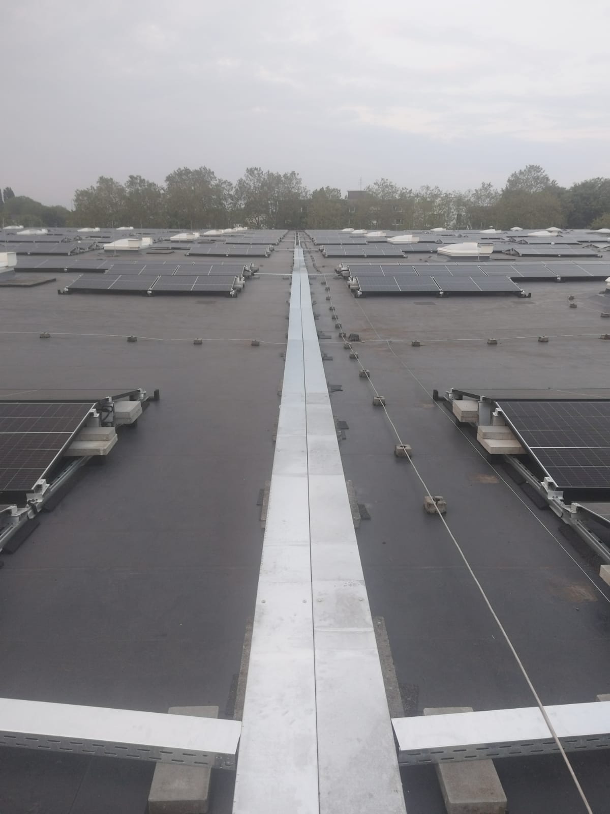 Assembly of cable trays — 1