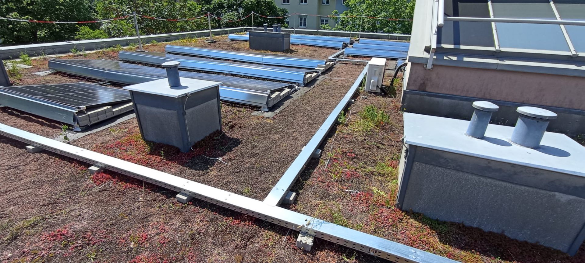 Assembly of cable trays — 3